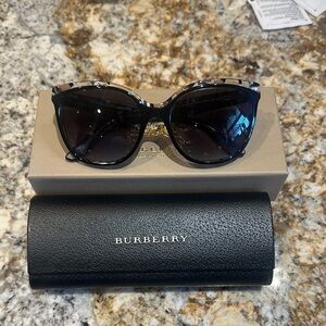 Burberry Black Wayfarer Sunglasses with Classic Design